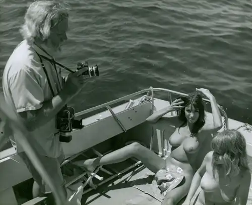 Foto Helmut Stege, mit Zwei barbusigen Frauen auf einem Boot, Erotik