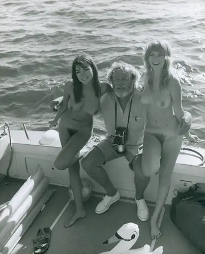 Foto Helmut Stege, umarmt zwei nackte Frauen auf einem Boot, Erotik, blond und brünett