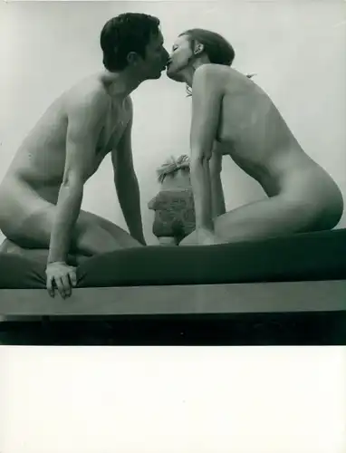 Foto Heinz Cardot, Erotik, nacktes Paar küsst sich auf Futton