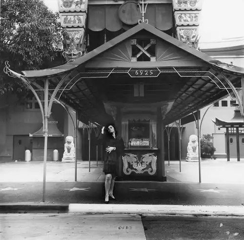 Foto Erotik, Frau in Pelzmantel und Pumps vor Chinese Theatre, 6926 Hollywood Blvd,, Walk of Fame