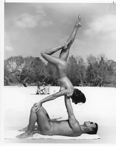 Foto Erotik Lilo Korenjak, nacktes Pärchen am Strand, Akrobatik, Beine