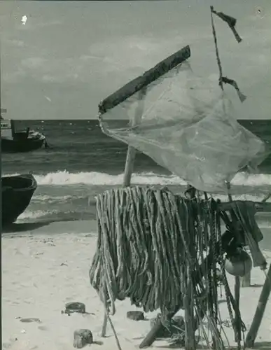 Foto Hans Joachim Spremberg, Strandmotiv, Fischerboot, Leinen