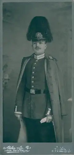 Kabinett Foto Soldat in Gardeuniform, Federbusch, Atelier Apollo