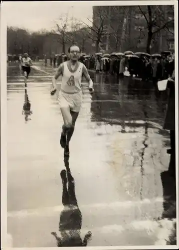 Foto Leichtathletik, Läufer auf verregneter Strecke