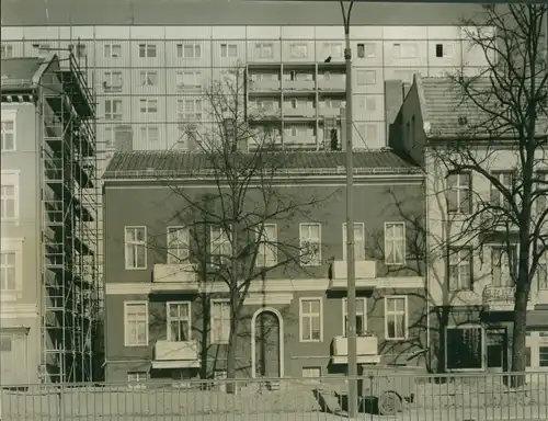 Foto Berlin Lichtenberg Alt Friedrichsfelde, Straße der Befreiung Nord 99, altes Gebäude, Neubauten