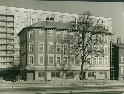 Foto Berlin Lichtenberg Alt Friedrichsfelde, Straße der Befreiung Nord 100, altes Gebäude, Neubauten