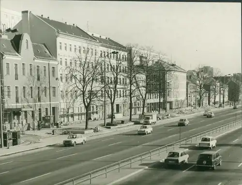 Foto Berlin Lichtenberg Alt Friedrichsfelde, Straße der Befreiung Nord 105-, alte Gebäude, Autos