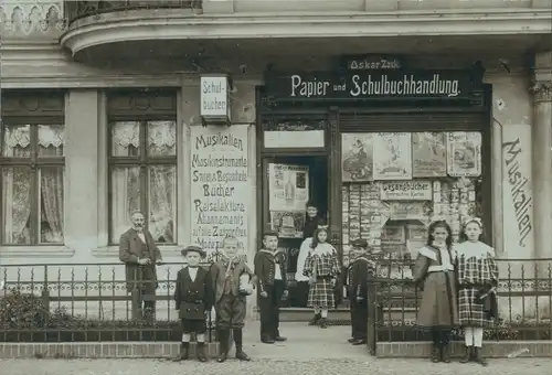 Foto Goslar am Harz, Papier- und Schulbuchhandlung Oskar Zack, Am Markt 10, Schaufenster, Kinder