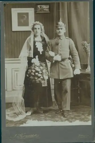 Foto Deutscher Soldat in Uniform mit seiner Braut, Hochzeit