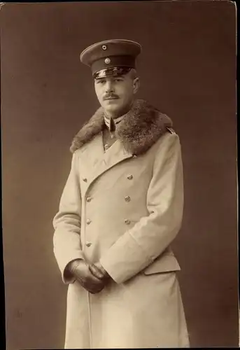Kabinett Foto Deutscher Offizier in Uniform, Mantel mit Pelzkragen, Portrait