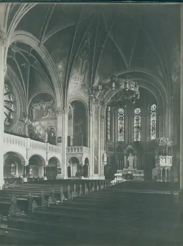 Foto Innenansicht eines Doms, Altar, Kanzel