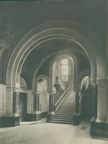 Foto Innenansicht eines Doms, Treppenaufgang, Portal