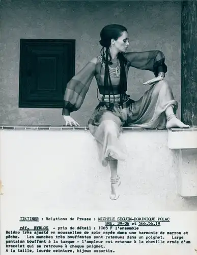 Foto Tiktiner, Byblos, Model in durchsichtiger Bluse, Reklame