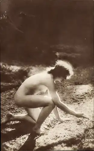 Foto Frauenakt, knieende nackte Frau, Busen