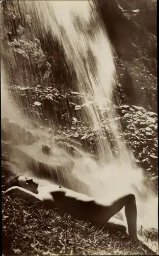 Foto Frauenakt auf einer Wiese neben einem Wasserfall,Verlag der Schönheit Serie 130, Van Jan