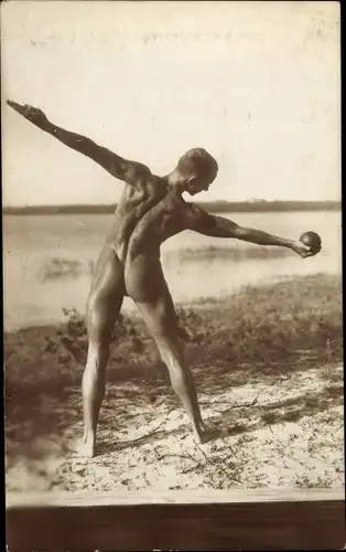 Foto Männerakt, nackter Mann mit Ball, Po, Rücken