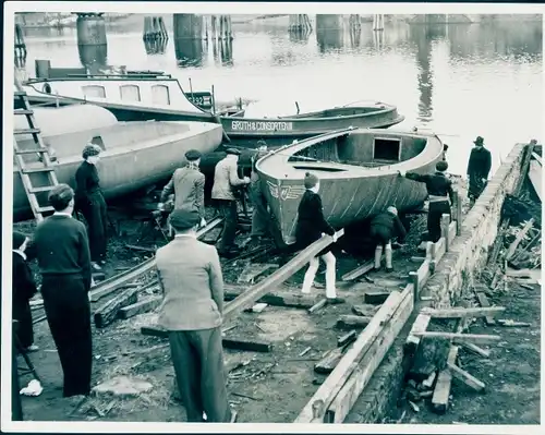 Foto Boot wird zu Wasser gelasse, Seeleute