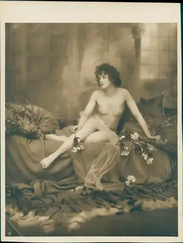 Foto Erotik, sitzender Frauenakt, Tigerfell, Blumen