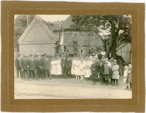 Foto Ahlden an der Aller ?, Festgesellschaft vor Bauernhaus