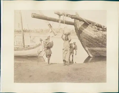 Foto Ägypten, Frauen am Hafen, Kinder, Wasserkrug