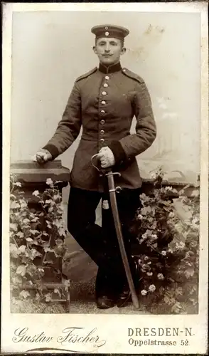 CdV Deutscher Soldat in Uniform mit Degen, Portrait