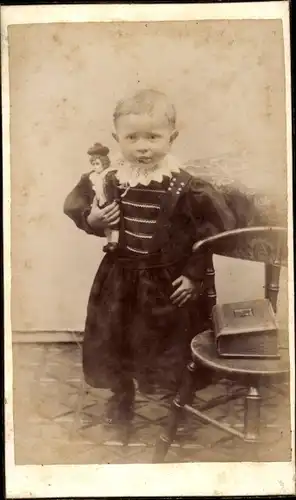 CdV Junge mit Puppe, Portrait