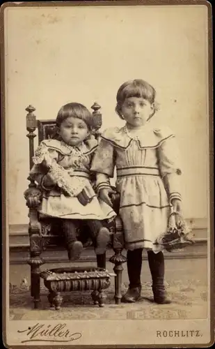 CdV Zwei Mädchen mit Puppe und Korb, Portrait