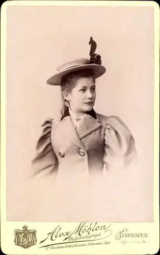 CdV Junge Frau mit Hut und Mantel, Portrait