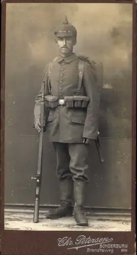 CdV Deutscher Soldat in Uniform, Pickelhaube, Gewehr, Marschausrüstung