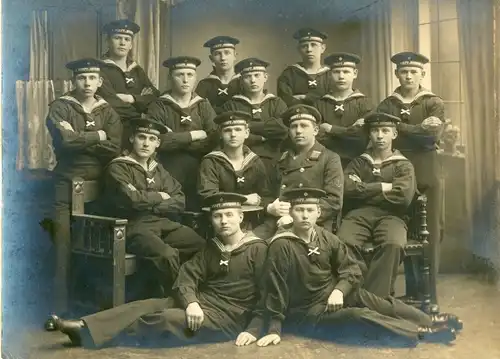 Foto Deutsche Seeleute in Uniform, Werft Division, Kaiserliche Marine