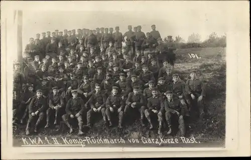 Foto Ak Deutsche Soldaten in Uniformen, II. Komp. Rückmarsch von Garz, Kurze Rast