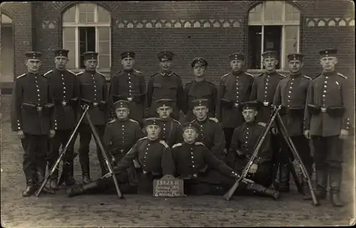 Foto Ak Deutsche Soldaten in Uniformen, Gruppenbild, I. WK