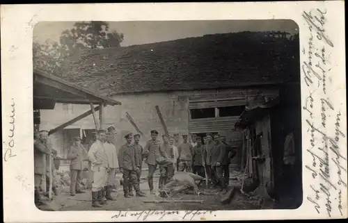 Foto Ak Deutsche Soldaten in Uniform, Dorf, Bauernhof, I. WK