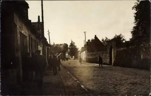 Foto Ak Crépy Aisne, Deutsche Soldaten in Uniformen, Straßenpartie, I WK