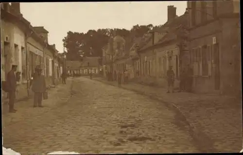 Foto Ak Crépy Aisne, Deutsche Soldaten in Uniformen, Straßenpartie, I WK