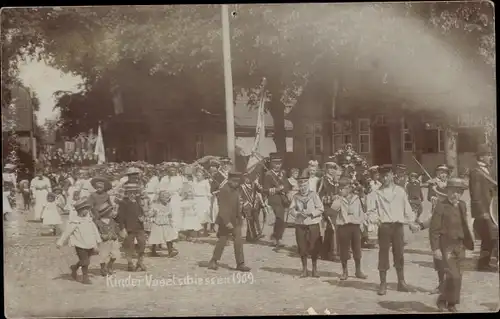 Foto Ak Unbekannter Ort, Kinder Vogelschießen 1909