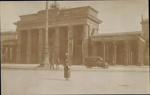 Foto Ak Berlin Mitte, Frau vor dem Brandenburger Tor 1925, Clara Haase