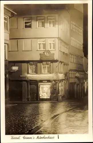 Ak Kassel in Hessen, Straßenpartie mit Grimm's Märchenhaus, Nachtansicht