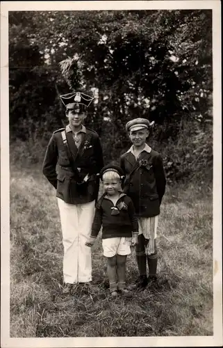 Foto Ak Drei Jungen auf einer Wiese, Matrosenanzug, Uniform