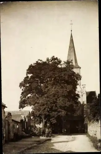 Foto Ak Crépy Aisne, Straßenpartie mit Blick zur Kirche