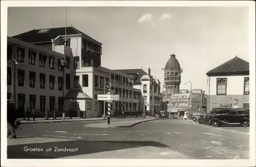 Ak Zandvoort Nordholland Niederlande, Straßenpartie, Wegweiser, Autos