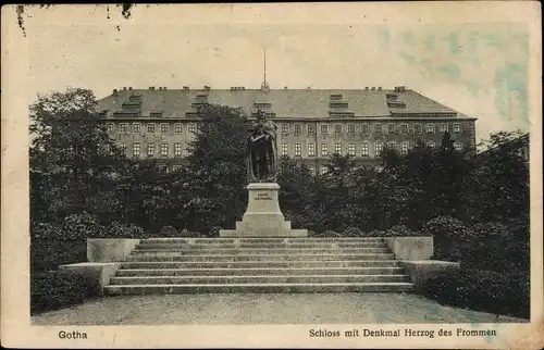 Ak Gotha in Thüringen, Schloss mit Denkmal Herzog des Frommen