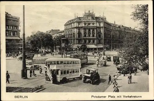 Ak Berlin Tiergarten, Potsdamer Platz, mit Verkehrsturm, Bus, Straßenbahn, Geschäfte, Passanten