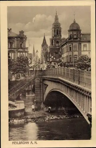 Ak Heilbronn am Neckar, Brücke, Passanten, Kirchturm