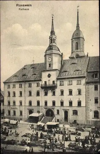 Ak Roßwein in Sachsen, Rathaus, Markstände, Passanten
