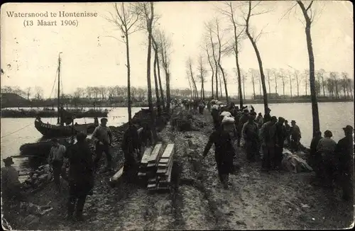 Ak Hontenisse Zeeland Niederlande, Watersnood, 1906, Holzbretter, Menschen bei der Arbeit
