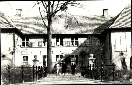 Foto Ak Breklenkamp Overijssel, Gebäude, drei Personen