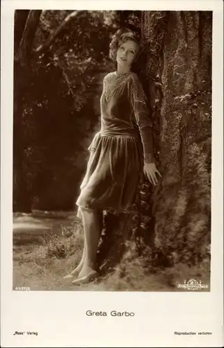 Ak Schauspielerin Greta Garbo, Standportrait, MGM, Ross