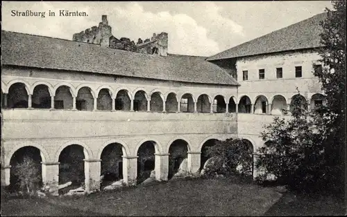 Ak Straßburg in Kärnten, Hof des Residenzschlosses