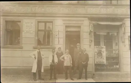 Foto Ak Menschen von einem Laden, Geschäft, Gruppenbild, Schaufenster